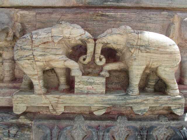 Dva slona na fasadi jednog budističkog hrama